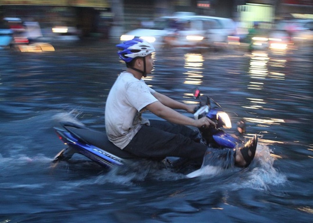 Cẩn trọng khi đi xe máy qua vùng nước ngập
