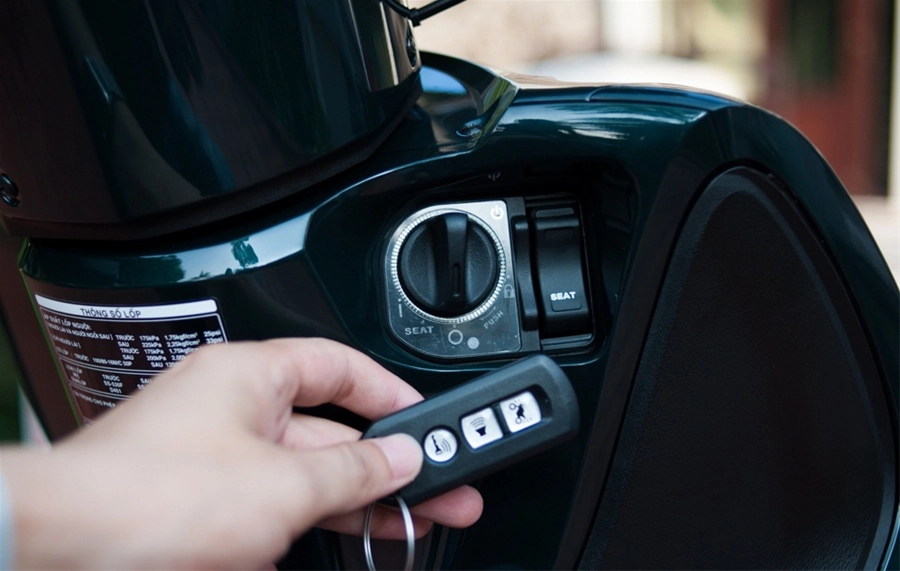 Cách mở khóa remote Smartkey kẹt núm