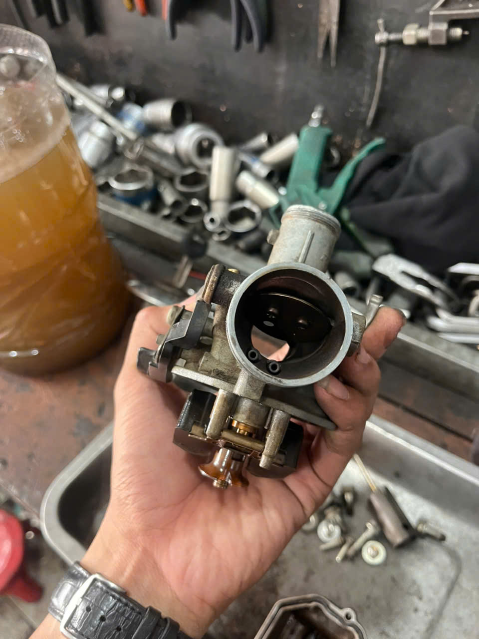 Cặn bẩn và rỉ sét bên trong bình xăng lớn của moto