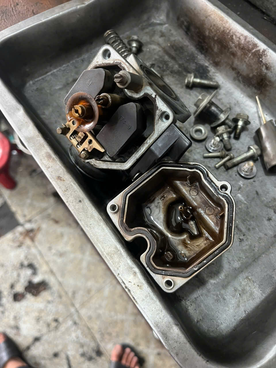 Kỹ thuật viên đang kiểm tra và sửa xe moto tại quận 7