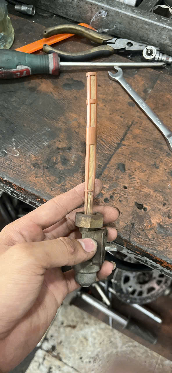 Các chi tiết của chế hòa khí bị cặn bẩn làm nghẹt