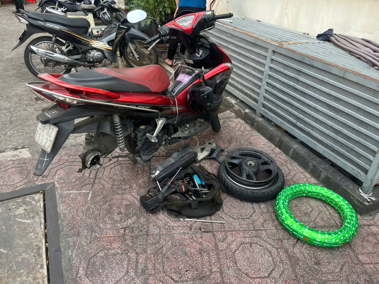 Bơm căng lốp xe Air Blade sau khi thay vỏ xong tại Quận 7