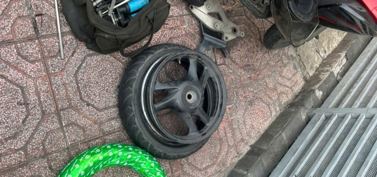 Xe Air Blade - Quận 7 - Cứu hộ tận nơi - Giao nhận tận nhà - Thay vỏ xe - Sửa xe tận nhà - Nguyễn Lương Bằng - Phú Mỹ Hưng