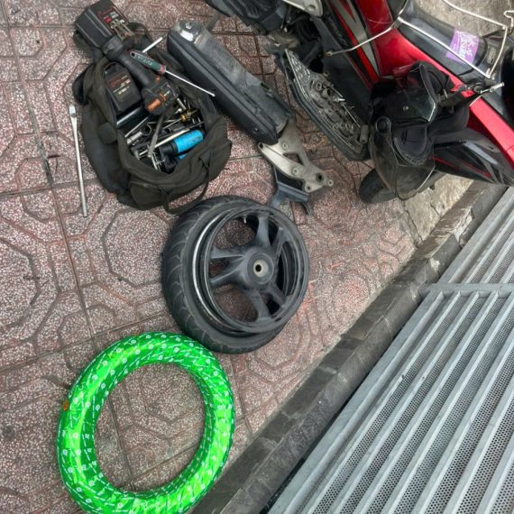 Xe Air Blade - Quận 7 - Cứu hộ tận nơi - Giao nhận tận nhà - Thay vỏ xe - Sửa xe tận nhà - Nguyễn Lương Bằng - Phú Mỹ Hưng