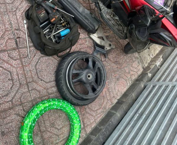 Xe Air Blade - Quận 7 - Cứu hộ tận nơi - Giao nhận tận nhà - Thay vỏ xe - Sửa xe tận nhà - Nguyễn Lương Bằng - Phú Mỹ Hưng