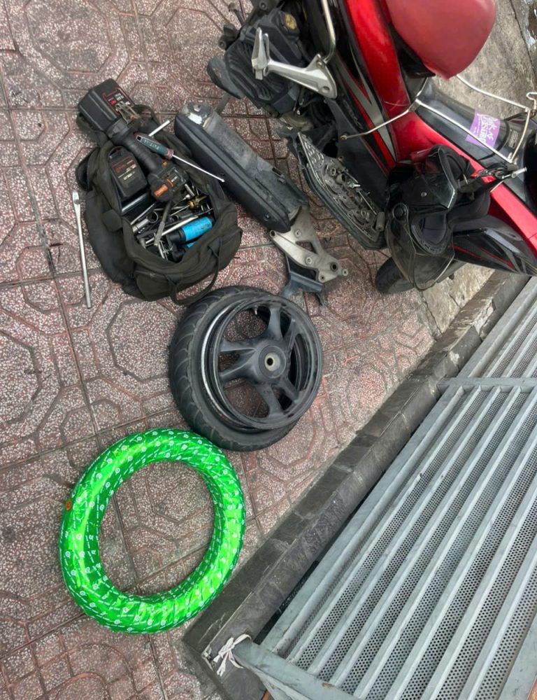Xe Air Blade - Quận 7 - Cứu hộ tận nơi - Giao nhận tận nhà - Thay vỏ xe - Sửa xe tận nhà - Nguyễn Lương Bằng - Phú Mỹ Hưng