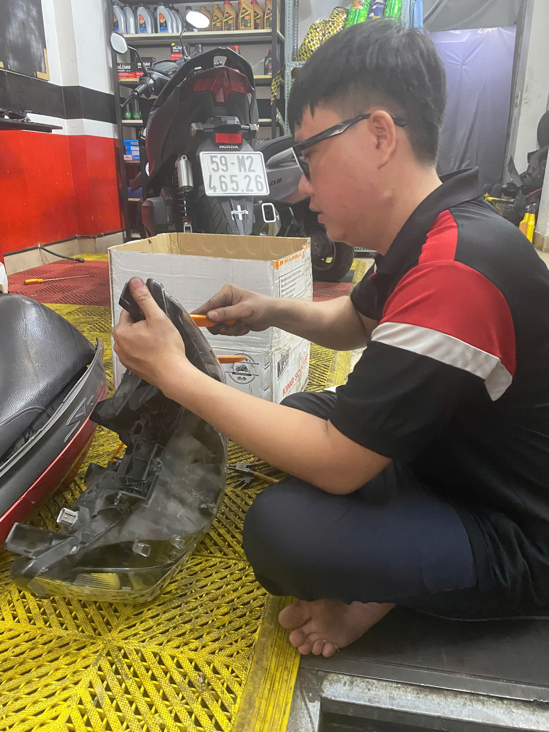 Đèn pha Honda Air Blade bị ố vàng cần phục hồi