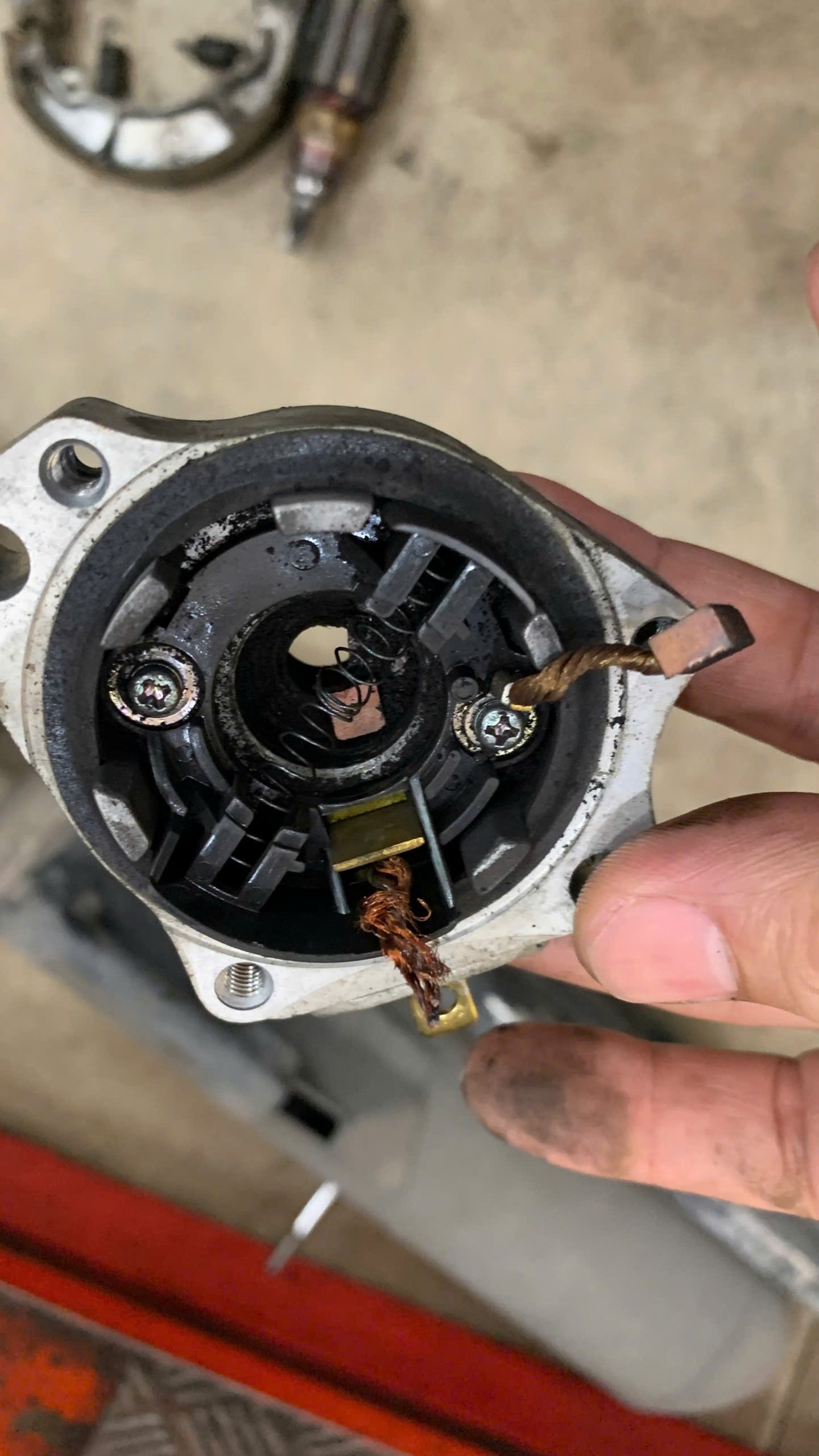 Motor đề (củ đề) xe máy bị hư hỏng cần thay thế