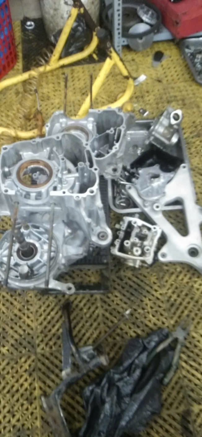 Kỹ thuật viên 3MP kiểm tra động cơ xe máy sau ngập nước